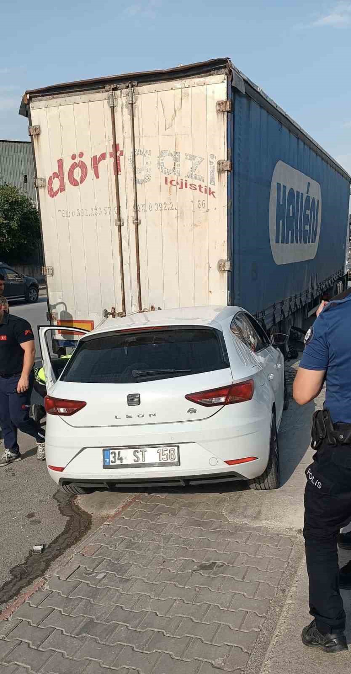 Mersin Tarsus\'ta tıra çarpan otomobilde sıkışan yaralı genç sürücü kurtarıldı