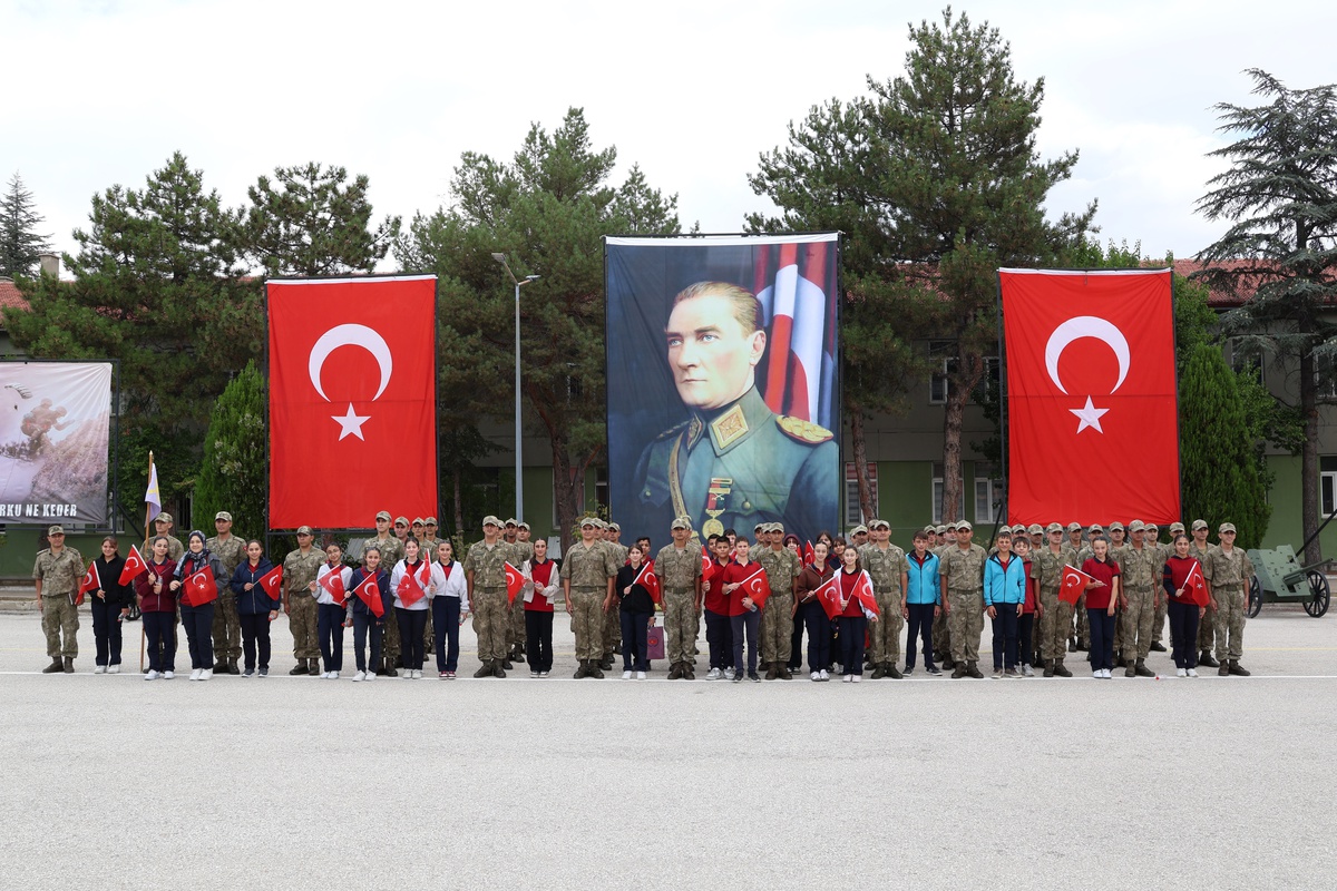 Kara Kuvvetleri, Mehmetçikle Bir Gün Projesi\'nde öğrencileri kışlalarda ağırladı