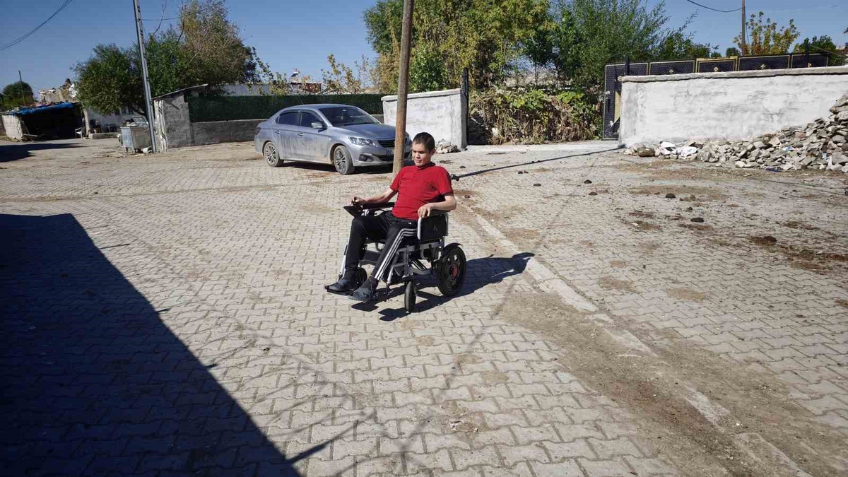 Muş Kırköy\'de ayak parmakları kesilen 20 yaşındaki genç akülü sandalyeye kavuştu