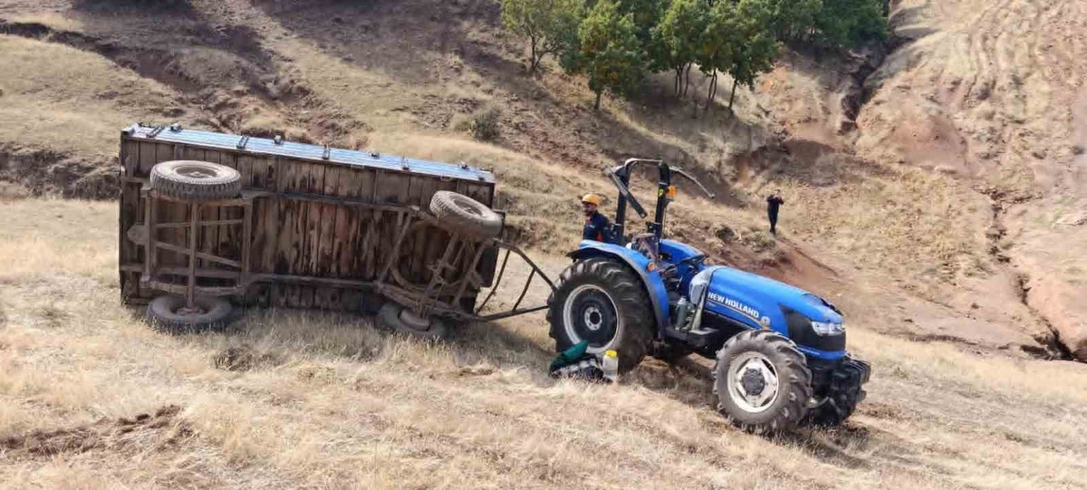 Muş Korkut\'ta traktörün altında kalan sürücü ağır yaralı olarak hastaneye kaldırıldı