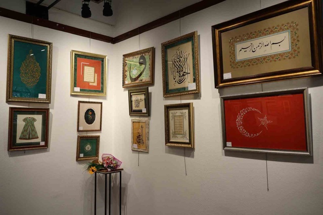 Eskişehir'de Özçelikel çiftinin ilk hat ve tezhip sergisi 59 eserle açıldı