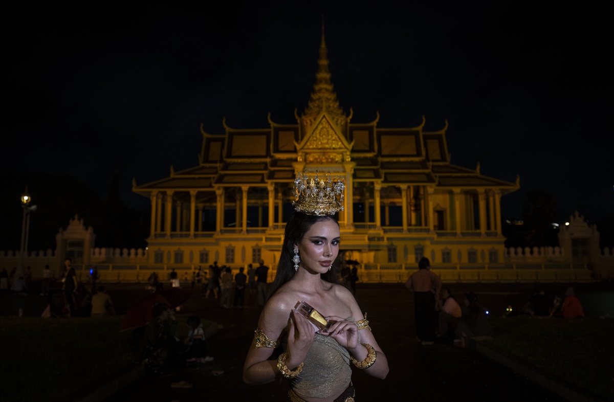 2,3 milyonluk Phnom Penh\'de hayat motosiklet ve nehir balıkçılığıyla şekilleniyor
