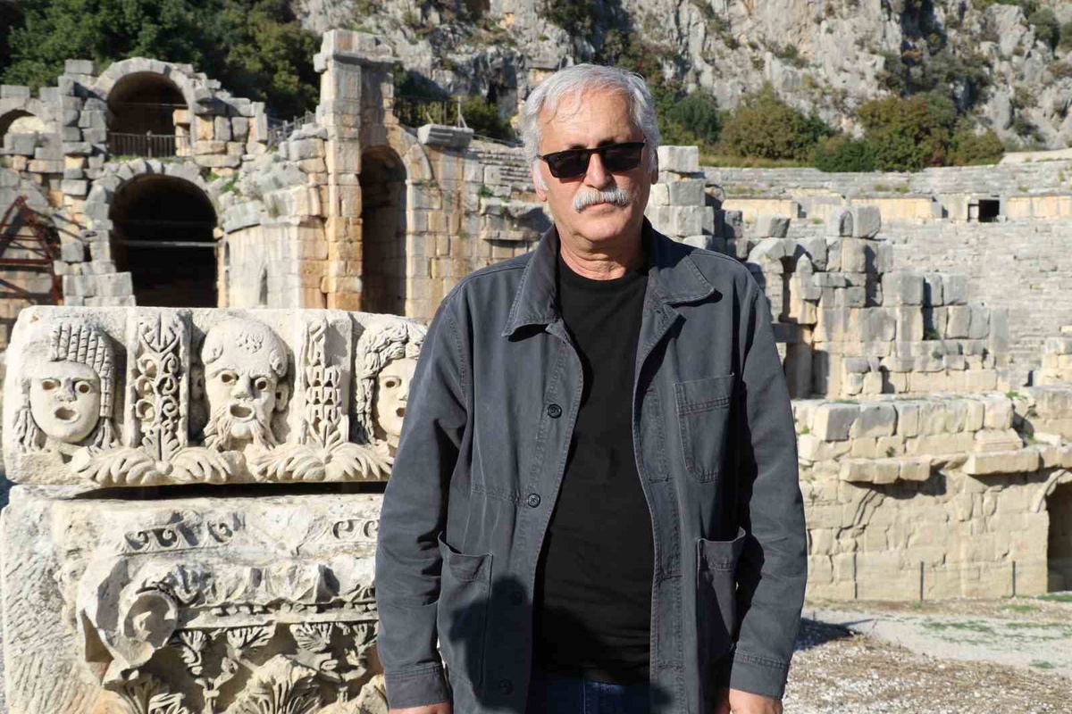 Aperlai\'de atıklara tepki gösteren Nevzat Çevik, \'Nasıl bir sahipsizlik bu\' dedi.
