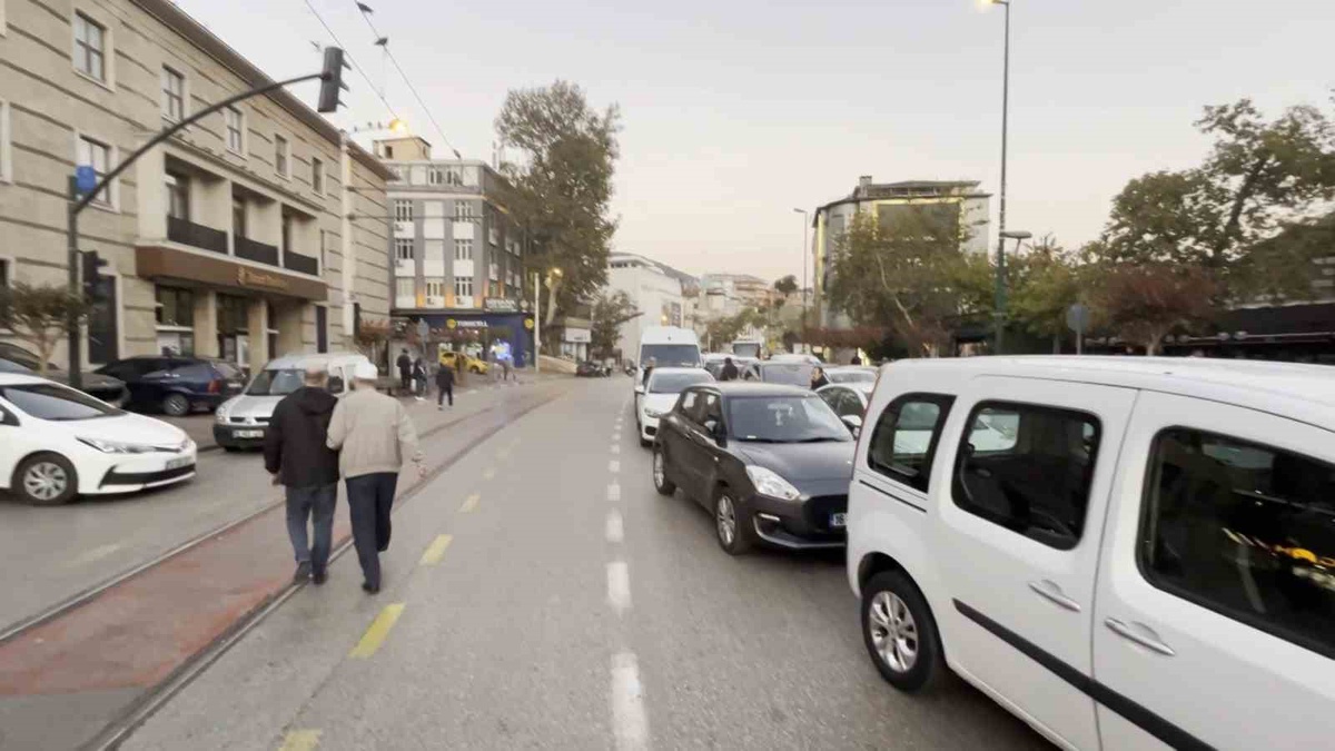 Bursa\'da Ulucami\'de namaz yoğunluğu Atatürk Caddesi trafiğini tek şeride düşürdü