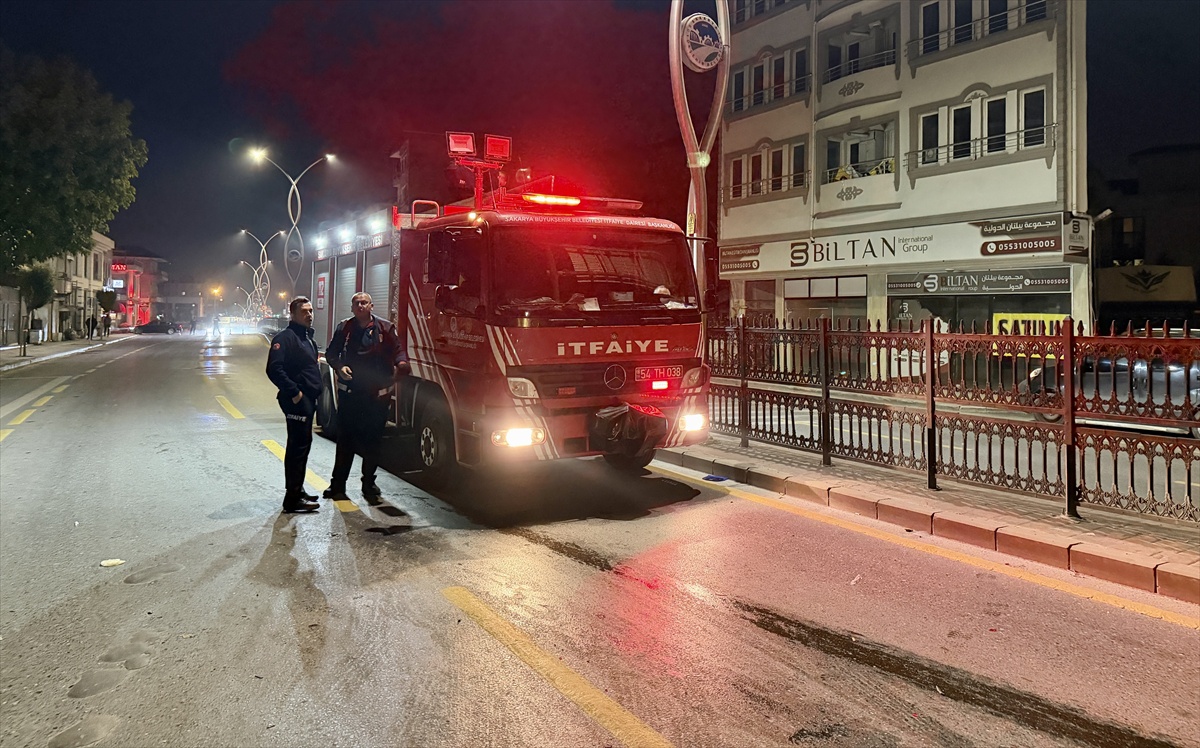 Sakarya Adapazarı\'nda zincirleme kazaya 3 araç karıştı, 4 kişi yaralandı