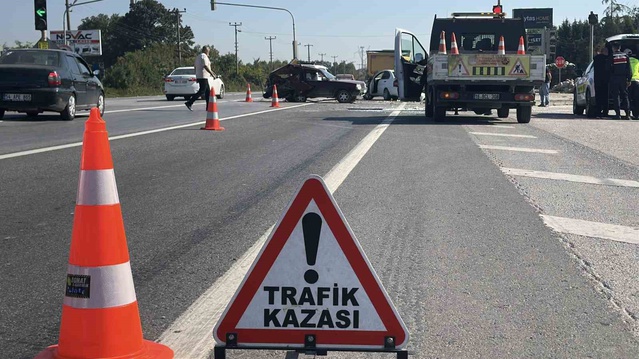 Sakarya D-100'de çarpışan iki otomobilden biri kağıt gibi ezildi, 3 kişi yaralandı