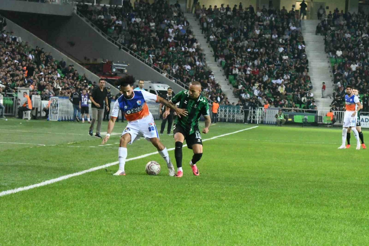 Sakaryaspor, TFF 2. Lig Kırmızı Grup\'ta evinde İskenderunspor ile 2-2 berabere kaldı