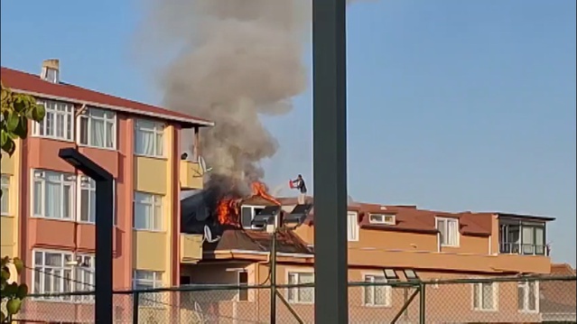 Sancaktepe'de 4 katlı binanın çatısında çıkan yangına 2 kişi hortumla müdahale etti