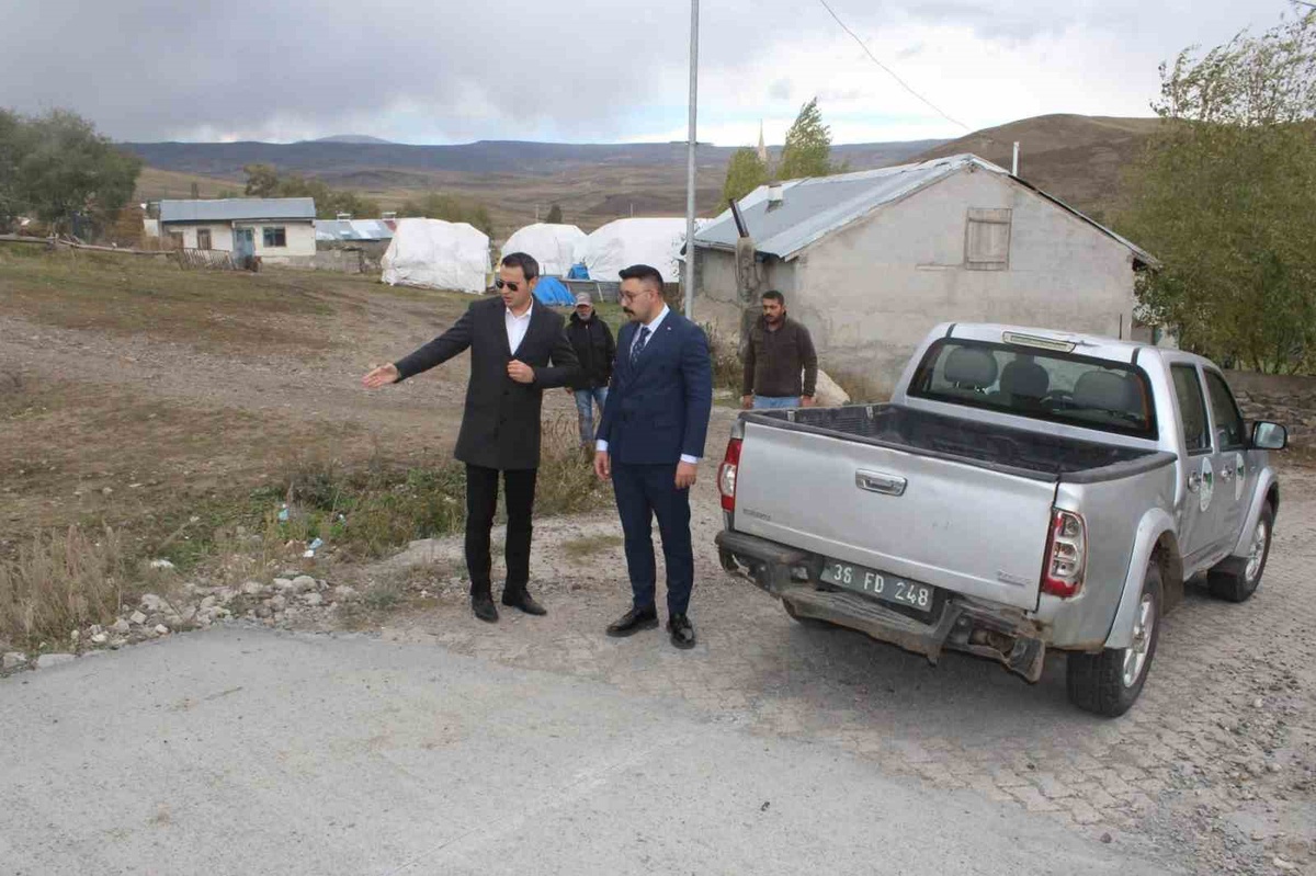 Kaymakam Semiz, Söğütlü ve Kaynarlı\'daki beton yol çalışmalarını değerlendirdi