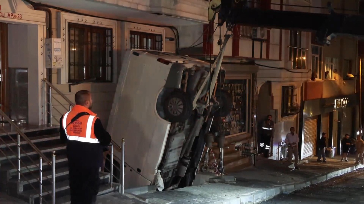 Şişli\'de pazar sokağında minibüs bina boşluğuna düştü, sürücü hafif yaralandı