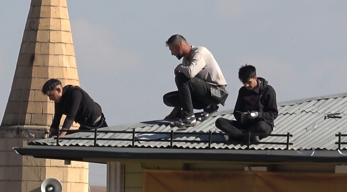 Sivas\'ta 5 katlı binanın çatısında önlemsiz oluk tamiri yapan işçiler görüntülendi