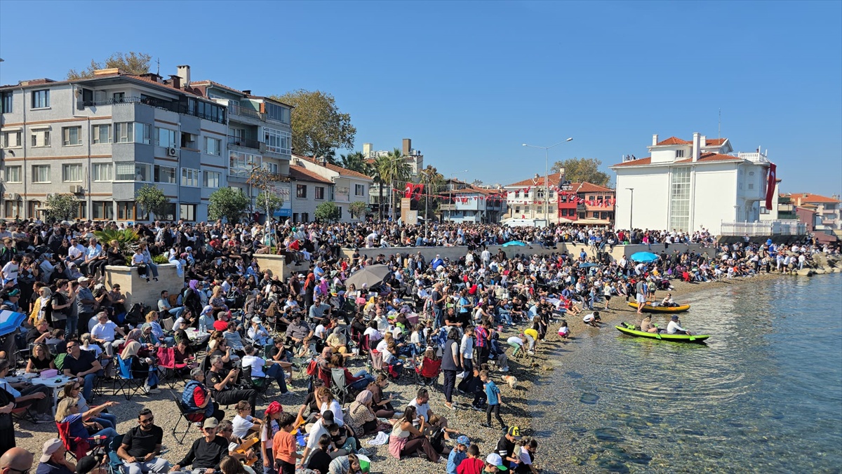 SOLOTÜRK\'ün Mudanya semalarındaki gösteri uçuşunu binlerce kişi izledi