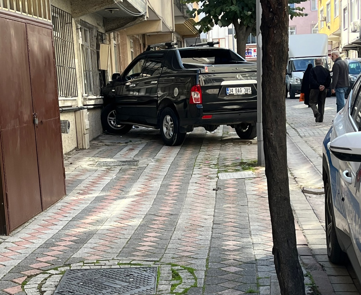 Sultangazi\'de gaza fazla basan kadın sürücü, dini nikahlı eşinin ölümüne neden oldu