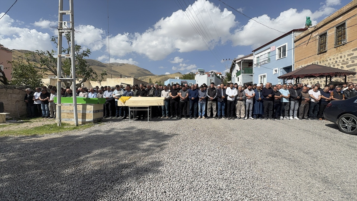 Tarsus\'taki kazada hayatını kaybeden çift, Niğde Fesleğen\'de defnedildi