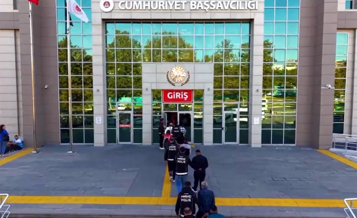 Tekirdağ\'da sokak satıcılarına yönelik operasyonda 30 şüpheliden 25\'i tutuklandı