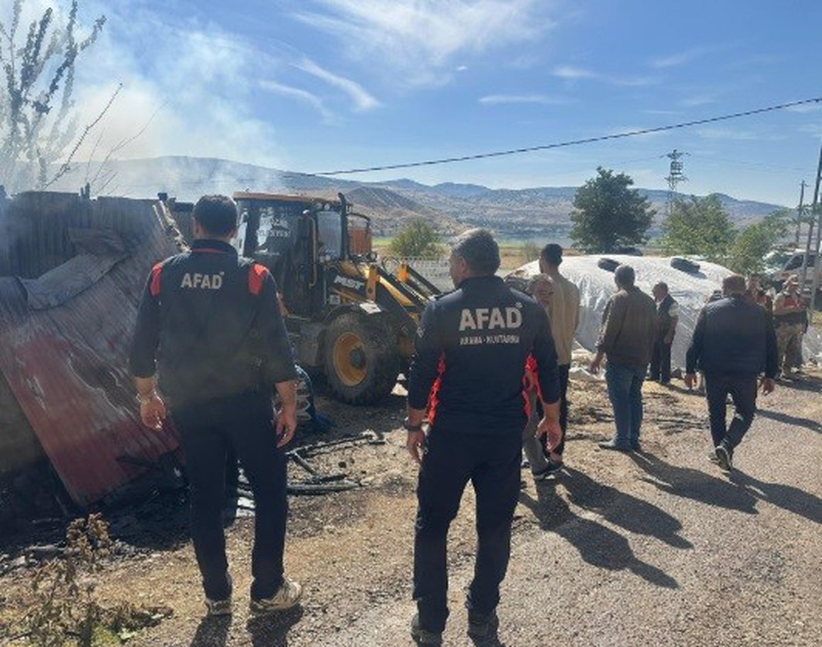 Tunceli Akpazar\'da ahır yangını büyümeden kontrol altına alınarak söndürüldü