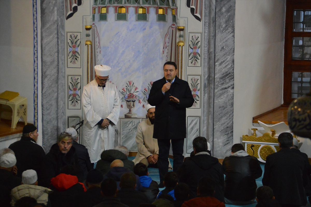 Kütahya Valisi Işın, Ulu Camii\'deki sabah namazında İslami terbiye çağrısı yaptı