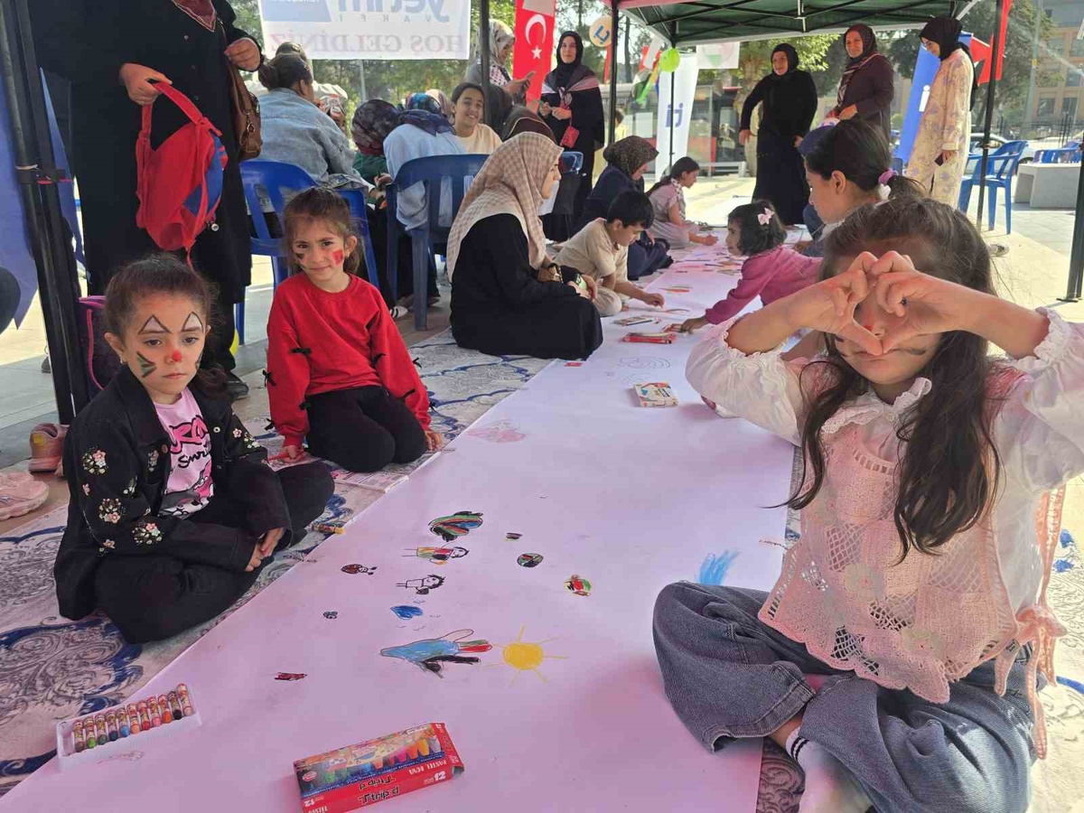 Adıyaman Meydanı\'nda çocuklar Filistinli akranları için resim çizip mesaj yazdı