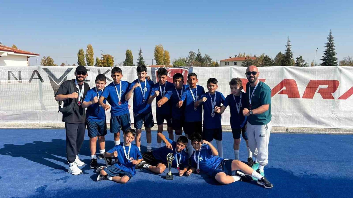 Zonguldaklı Altay Koçaklı, U14 Hokey Milli Takımı\'nın Gaziantep kampına davet edildi