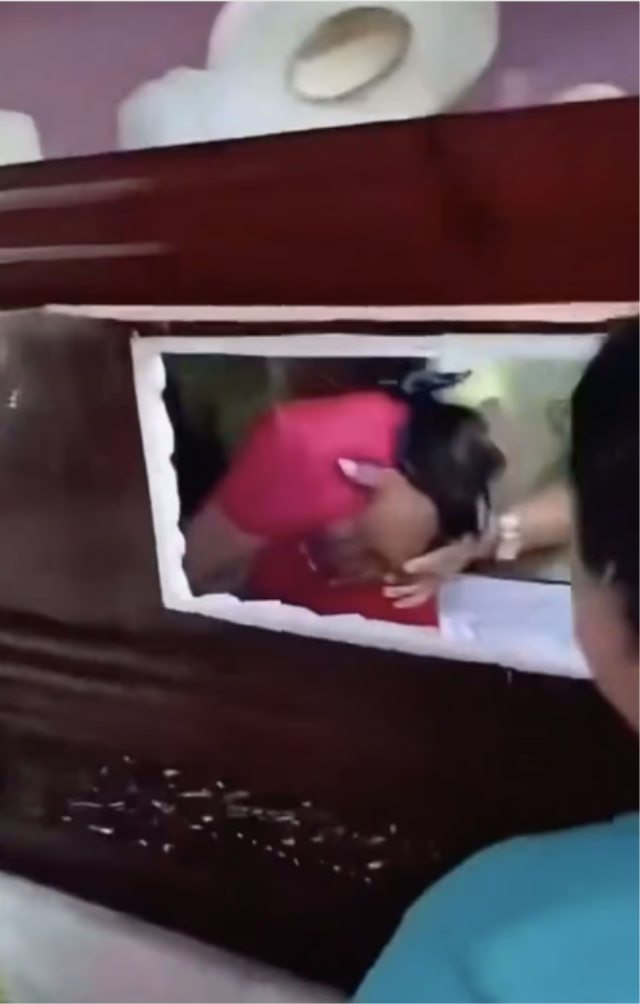 Annesi tabutuna eğilip ağladığı sırada 15 yaşındaki kız tabutun içinde doğruldu