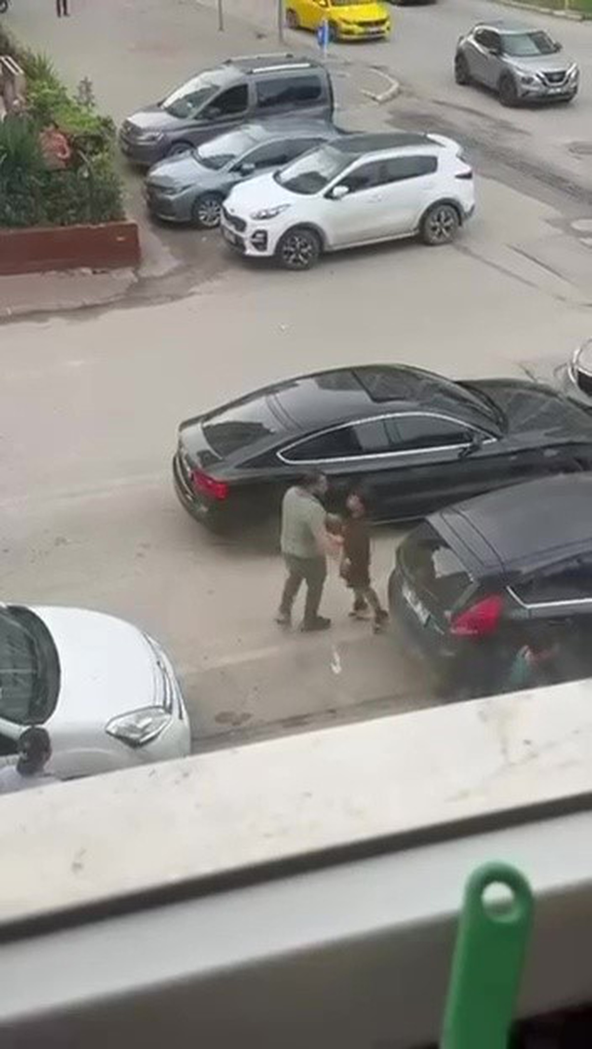 Adana\'da kadını darbeden kişiye, annesinin düştüğünü gören çocuk müdahale etti
