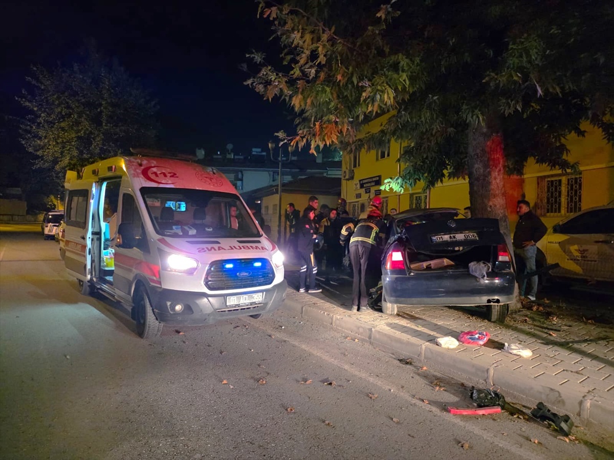 Adana Pozantı\'da ağaca çarpan otomobilde 13 yaşındaki kardeş öldü, ağabeyi ağır yaralandı