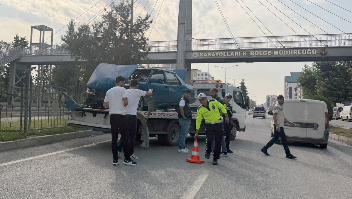 Adıyaman\'da otomobil refüjdeki demir korkulukları devirdi, yaralanan olmadı