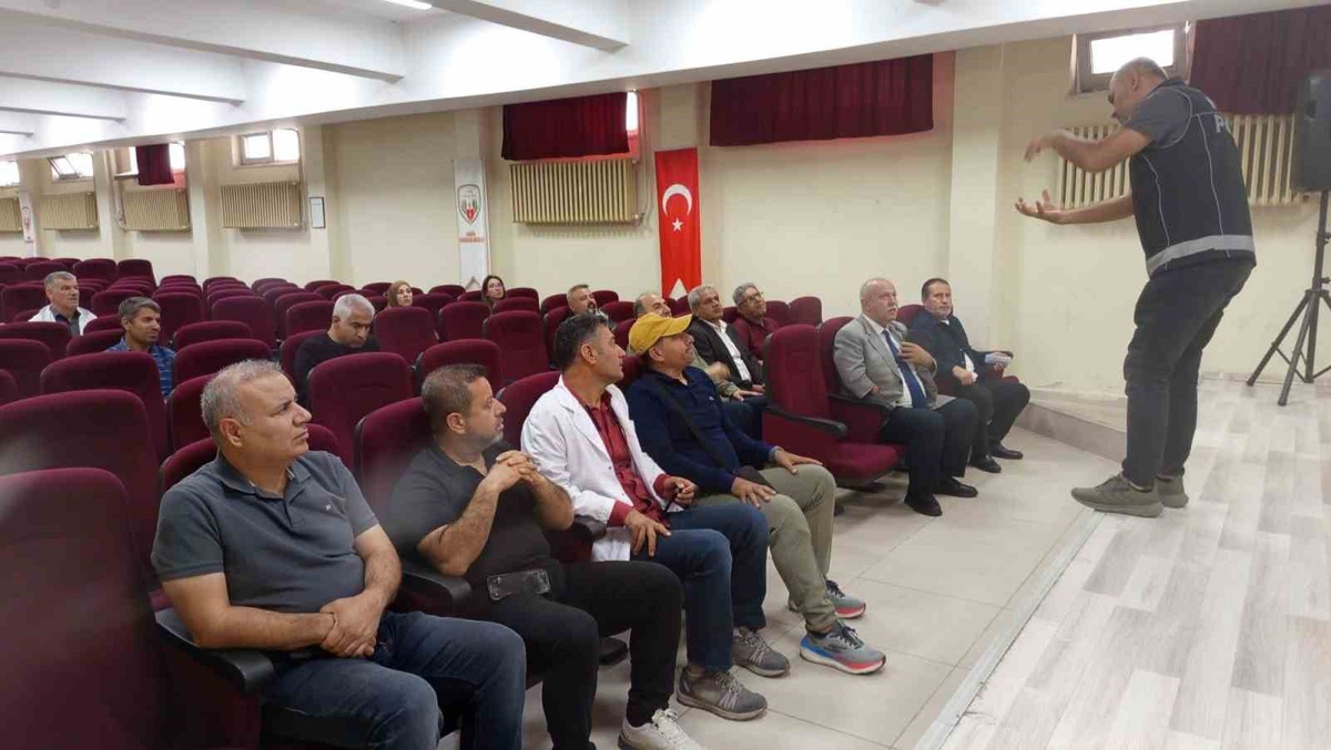 Adıyaman\'da Narkotik Şube öğretmenlere uyuşturucuyla mücadele semineri düzenledi