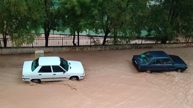 Adıyaman'da sağanak ulaşımı aksattı, Mersin Caddesi'ndeki çökme nedeniyle yol kapandı