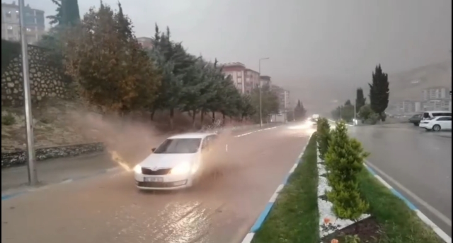 Adıyaman’da sağanak: Araçlar suya gömüldü, caddeleri su bastı