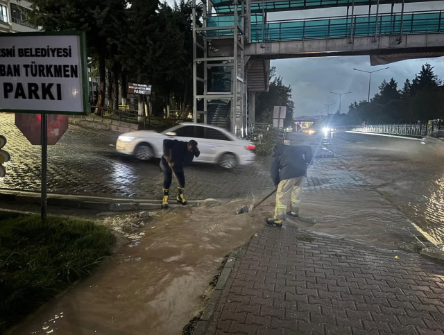 Adıyaman’da sağanak: Araçlar suya gömüldü, caddeleri su bastı