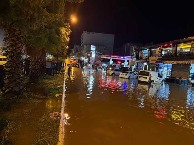 Adıyaman’da sağanak: Araçlar suya gömüldü, caddeleri su bastı