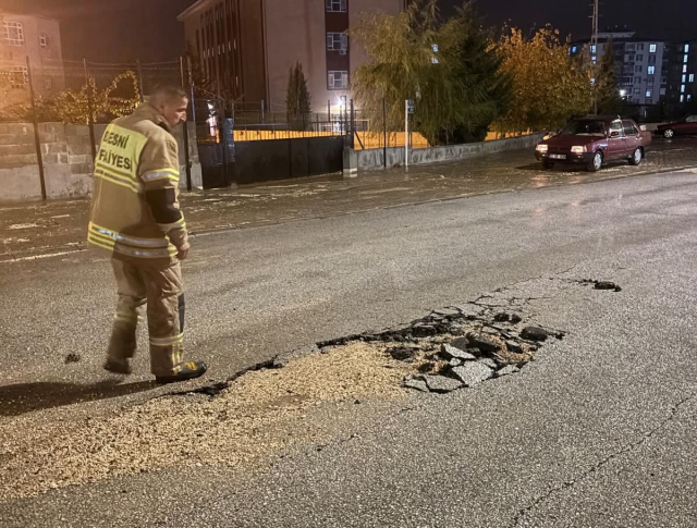 Adıyaman’da sağanak: Araçlar suya gömüldü, caddeleri su bastı