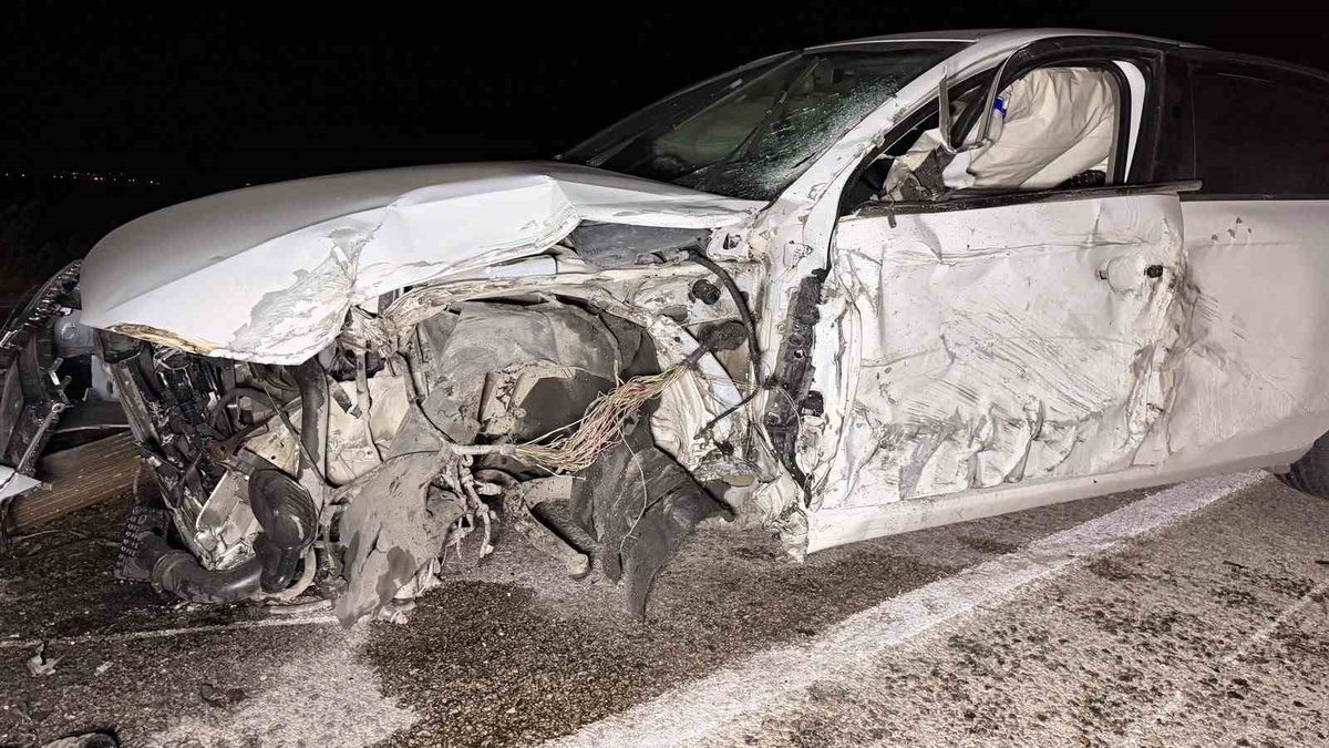 Afyonkarahisar Çobanlar\'da tır otomobille çarpışıp tarlaya girdi, 1 kişi yaralandı