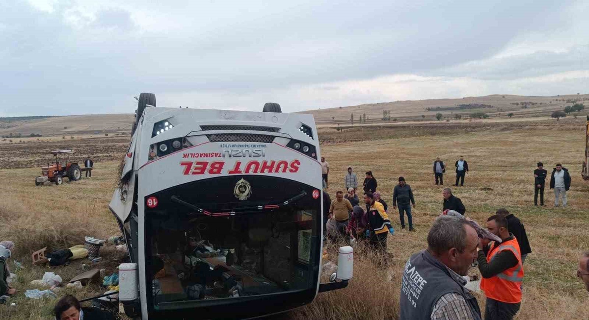 Afyonkarahisar Şuhut\'ta midibüs devrildi, 28 yaralıdan biri hayatını kaybetti