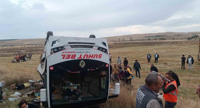Afyonkarahisar Şuhut'ta midibüs devrildi, 28 yaralıdan biri hayatını kaybetti