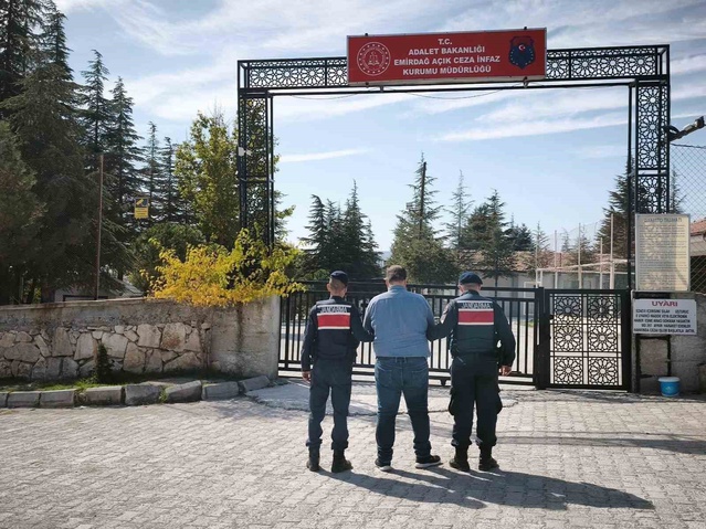 Afyonkarahisar'da jandarma son haftada aranan 50 kişiyi yakaladı, 15'i tutuklandı