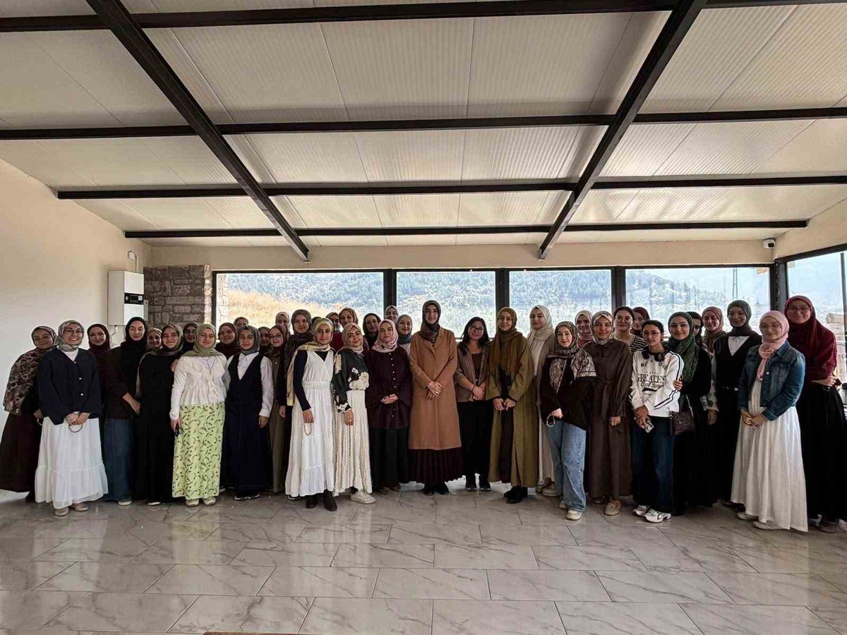 Afyonkarahisar İl Müftülüğü yetkilileri AFSÜ Tıp öğrencilerine tespih hediye etti