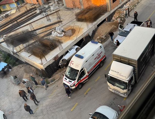 Afyonkarahisar Emirdağ'da otomobil kontrolden çıkıp temele düştü, 1 kişi yaralandı