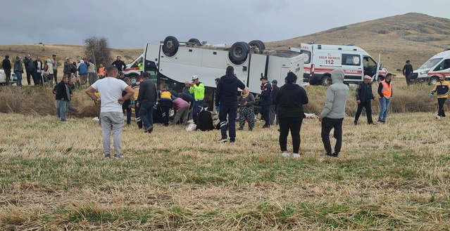 Afyonkarahisar Şuhut'ta midibüsün şarampole devrilmesiyle 25 kişi yaralandı