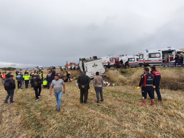 Afyonkarahisar Şuhut'ta midibüs şarampole devrildi, 25 kişi yaralandı