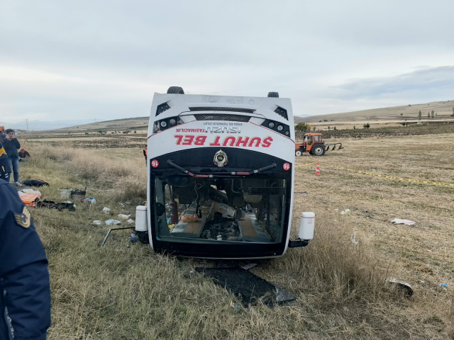 Afyonkarahisar Şuhut'ta midibüs şarampole devrildi, 25 kişi yaralandı