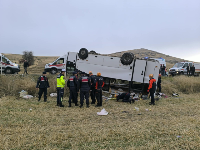Afyonkarahisar Şuhut'ta midibüs şarampole devrildi, 25 kişi yaralandı