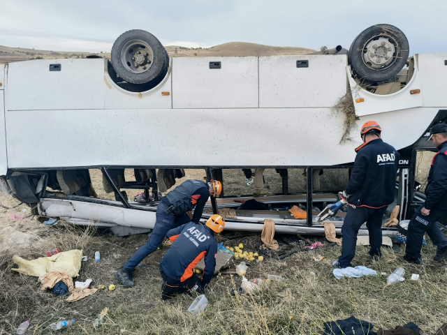 Afyonkarahisar Şuhut'ta midibüs şarampole devrildi, 25 kişi yaralandı