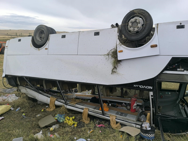 Afyonkarahisar Şuhut'ta midibüs şarampole devrildi, 25 kişi yaralandı