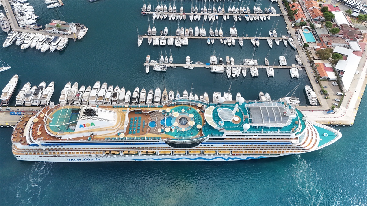 Marmaris\'e 2 bin 370 yolcu getiren Aida Stella akşam İzmir\'e gidecek