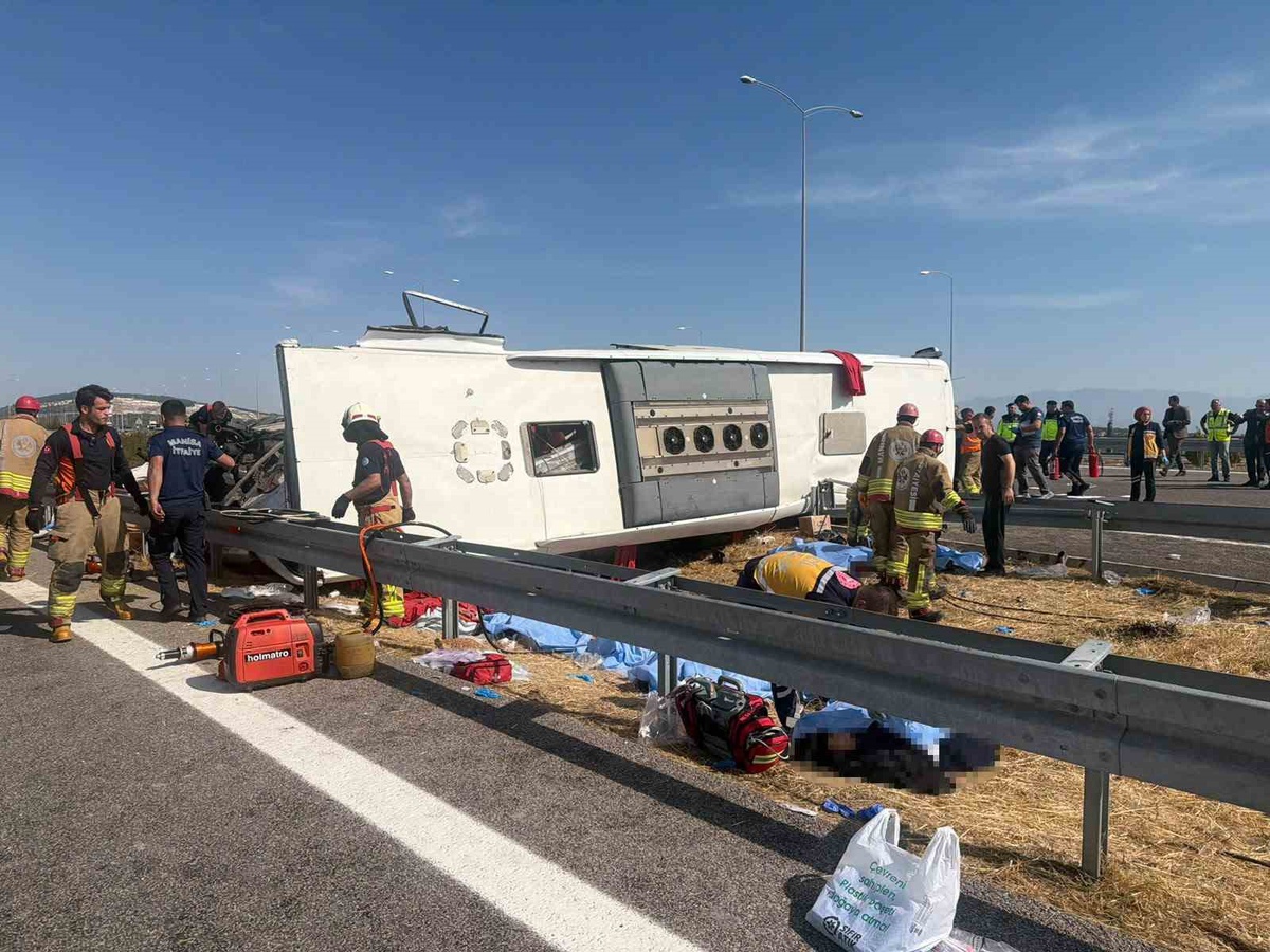 Akhisar\'da 11 ölü, 26 yaralı kazada otobüs şoförü ve çekici sürücüsü tutuklandı