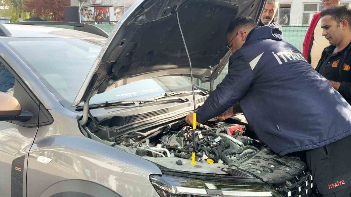 Aksaray\'da otomobilin motoruna saklanan kediyi itfaiye oksijen gazıyla çıkardı