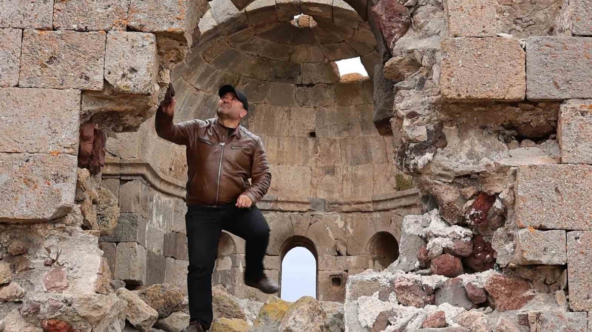 Aksaray\'da Ana Sultan Tepesi\'ndeki 725 yıllık kilise, manzarasıyla dikkat çekiyor