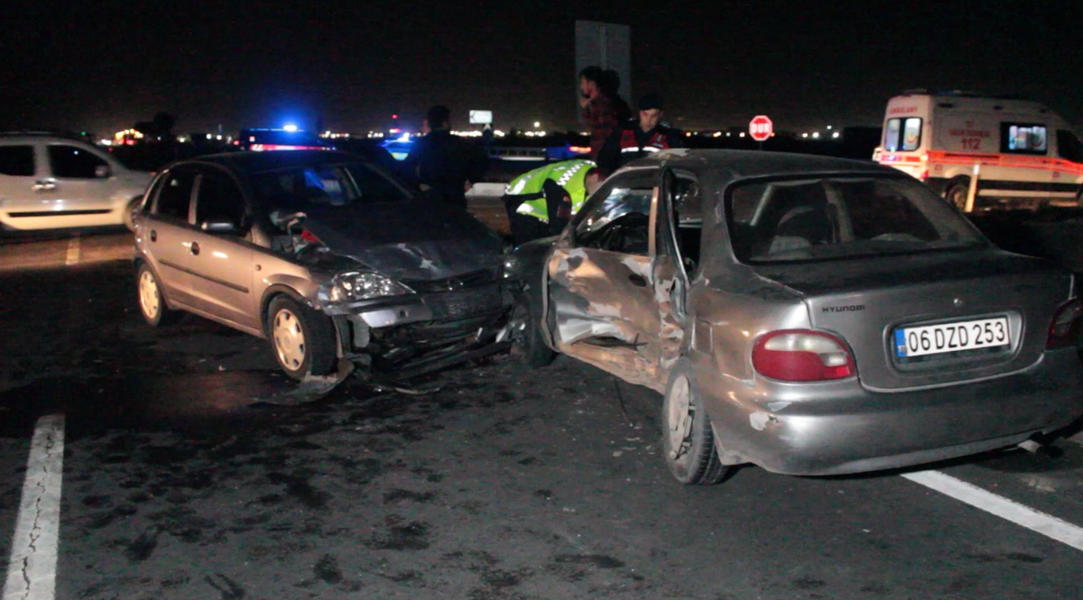 Aksaray-Adana kara yolunda iki otomobil çarpıştı, 2\'si çocuk 7 kişi yaralandı